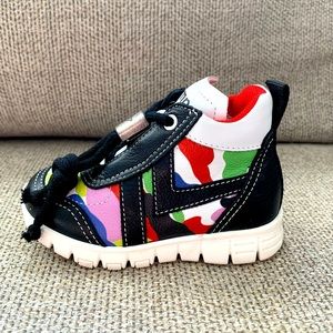 Leather sneakers size 4 Unisex